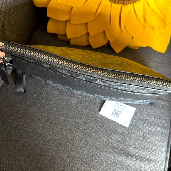 🌺Super Cute..Coach “Carryall Pouch”🌺 - Picture 2 of 10